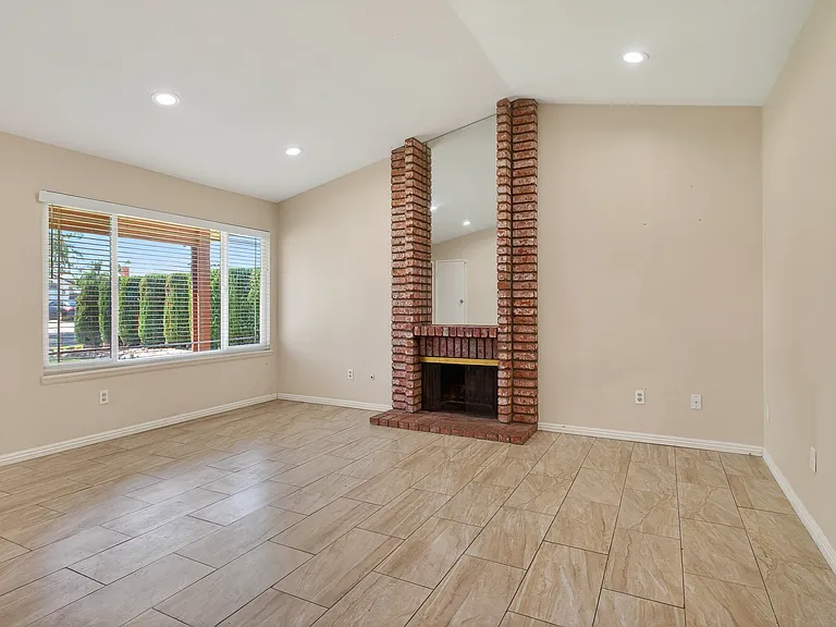 2051 Sycamore Ct — Photo 6