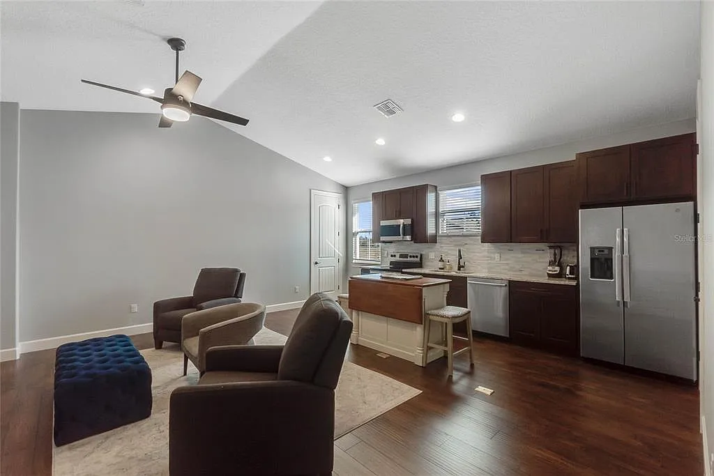 3 bed, 2.0 bath, 1450 sqft, $3,000 — Photo 3