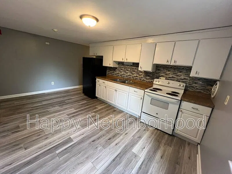 3 bed, 1.0 bath, 1100 sqft, $2,000 — Photo 4