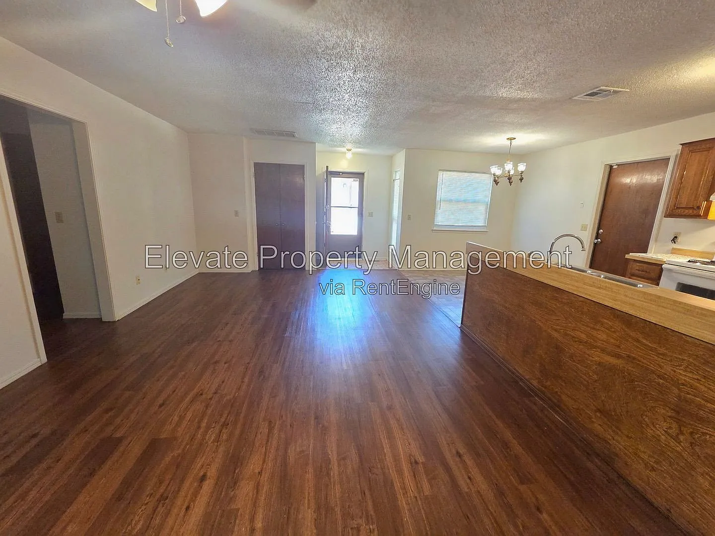2 bed, 2.0 bath, 1075 sqft, $995 — Photo 2