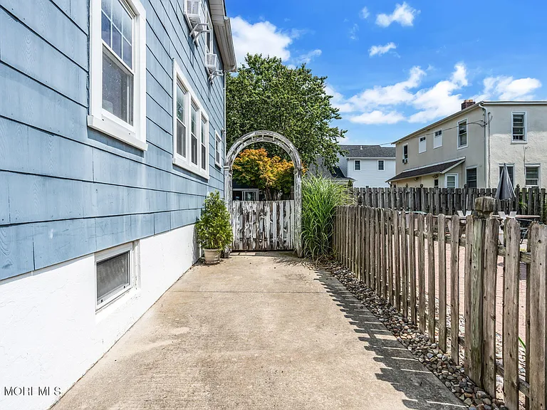 706 E St — Photo 48