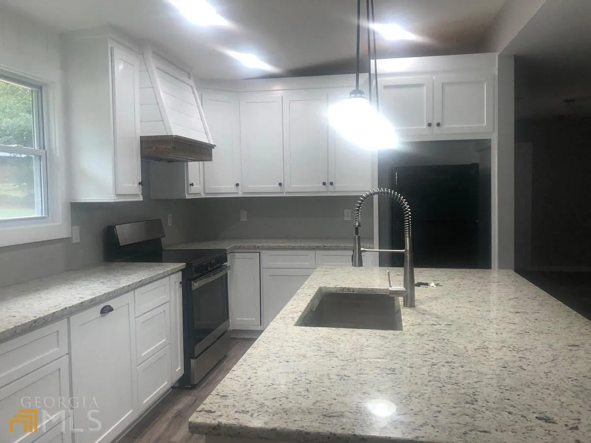 4 bed, 3.0 bath, 2246 sqft, $2,650 — Photo 2