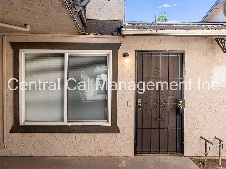 4200 Parkwood Ct — Photo 1