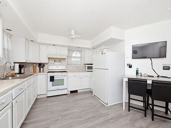 4th image of 1266 Burnham Ave