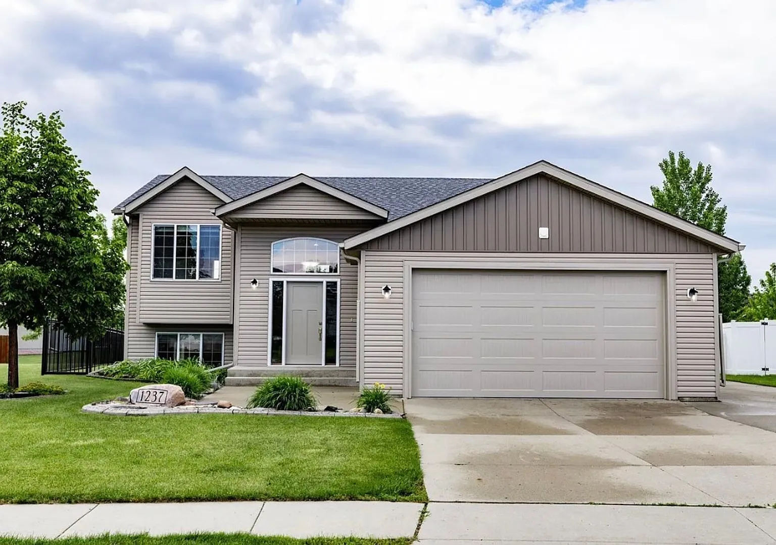 Spacious 4-Bedroom Home with a Huge Fenced Yard in West Fargo! — Photo 2