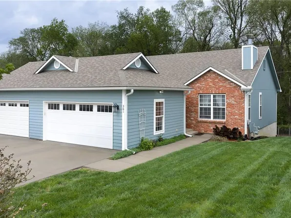 361 E 12th St, Tonganoxie, KS 66086