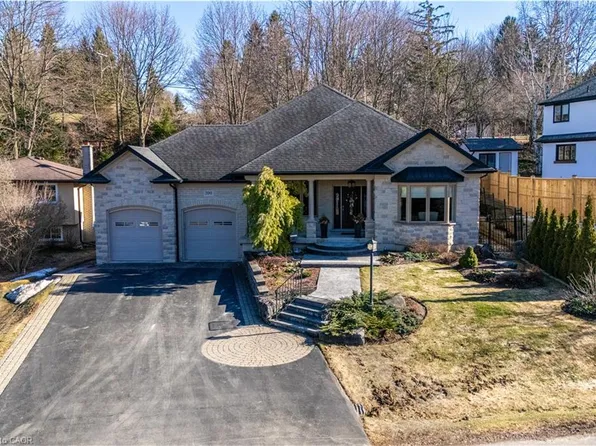 200 Falling Brook Dr, Ancaster, ON L9G 1E6