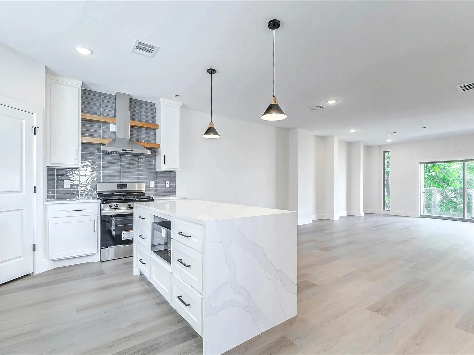3 bed, 3.5 bath, 2144 sqft, $3,800 — Photo 4