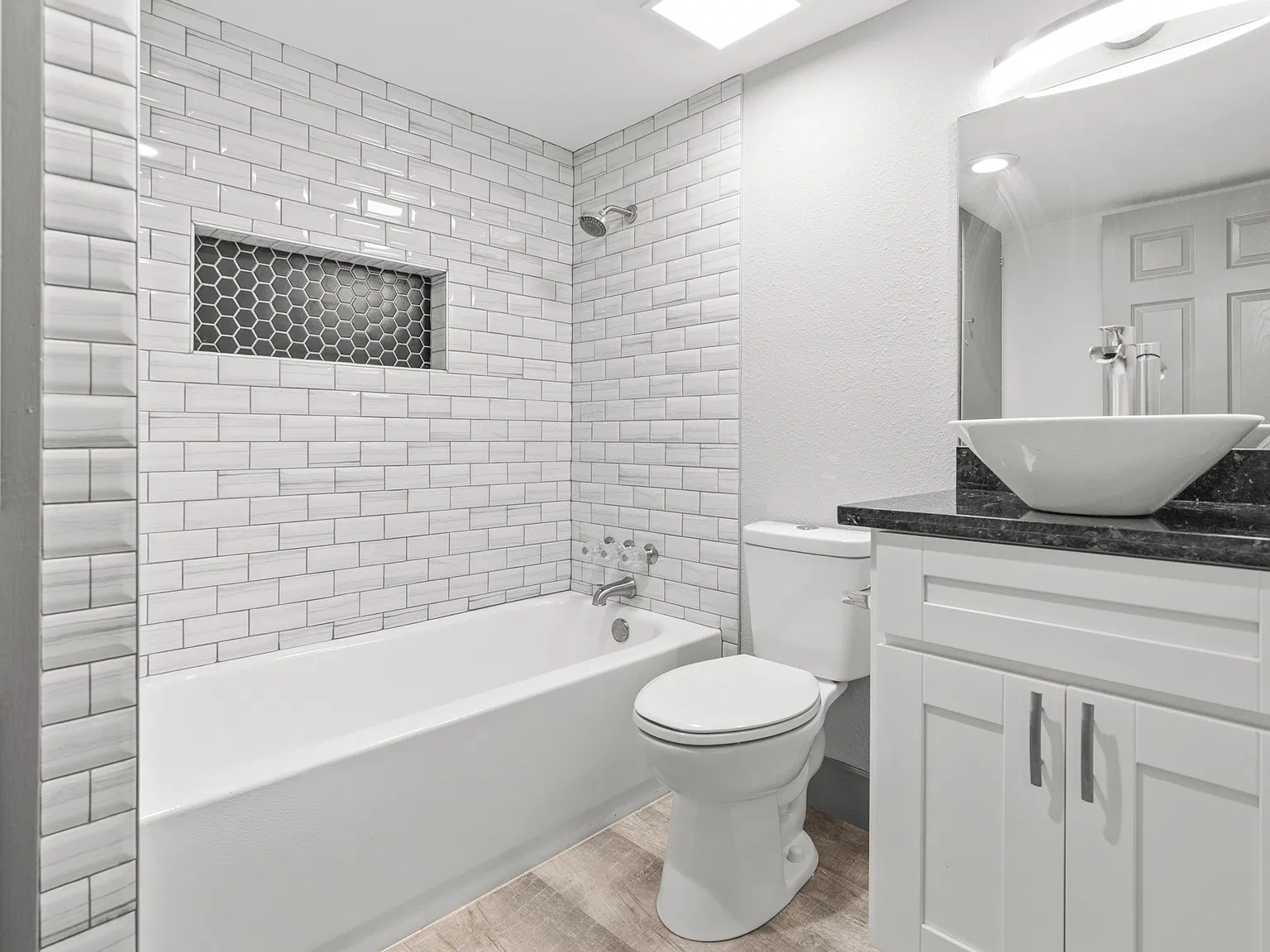 1 bed, 1.5 bath, 828 sqft, $875 — Photo 3