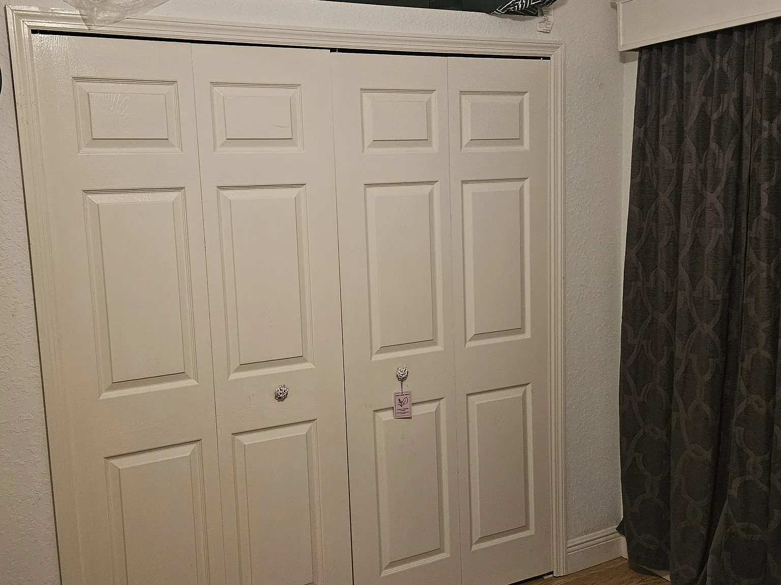 4 bed, 3.5 bath, 2515 sqft, $1,050 — Photo 1