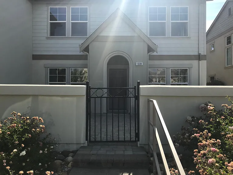 1684 Lone Oak Trl — Photo 1