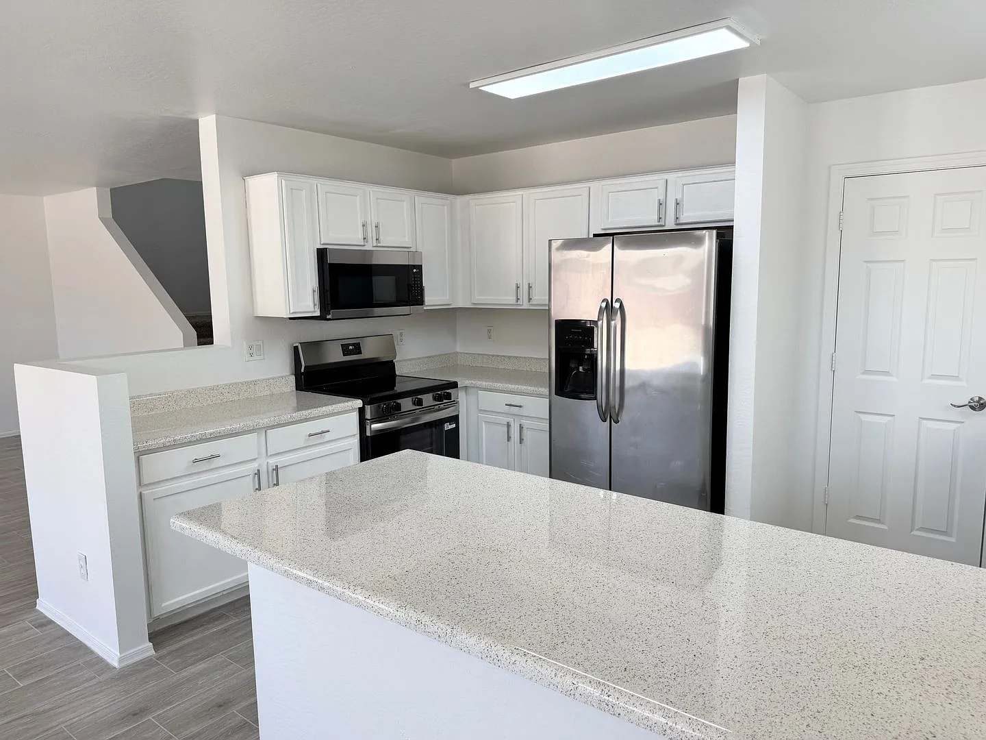Remodeled 5 Bedroom/3 Bathroom + Large Loft in Tolleson — Photo 2