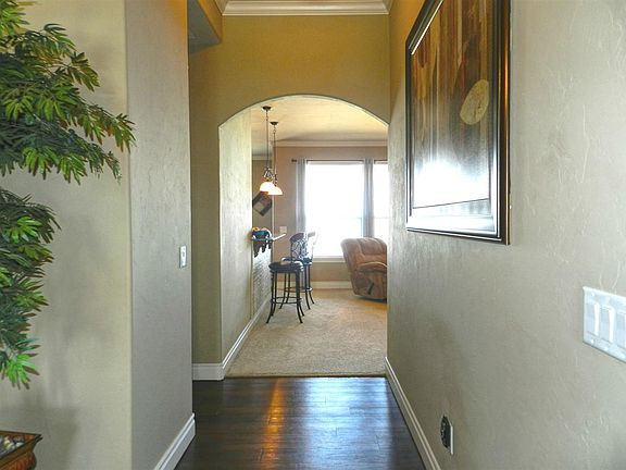 4th image of 309 Marilyn Glover Dr