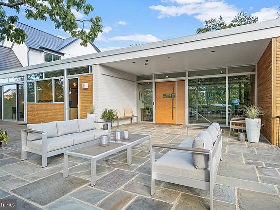 5th image of 2533 N Ridgeview Rd