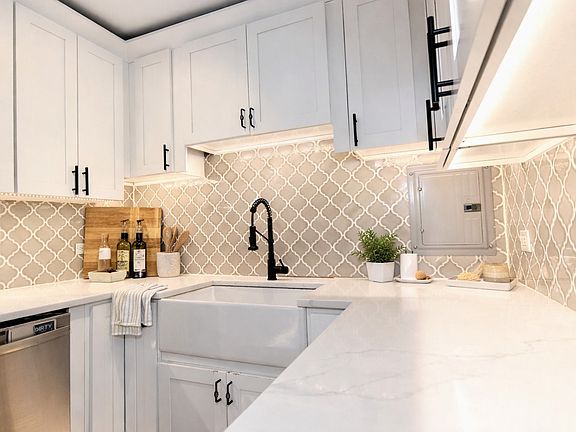 4th image of 4343 N Clarendon Ave APT 516