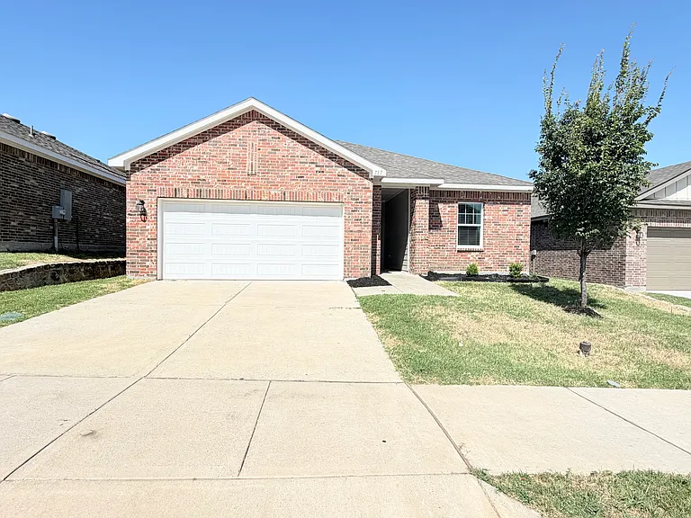 717 Yorkshire Dr — Photo 1