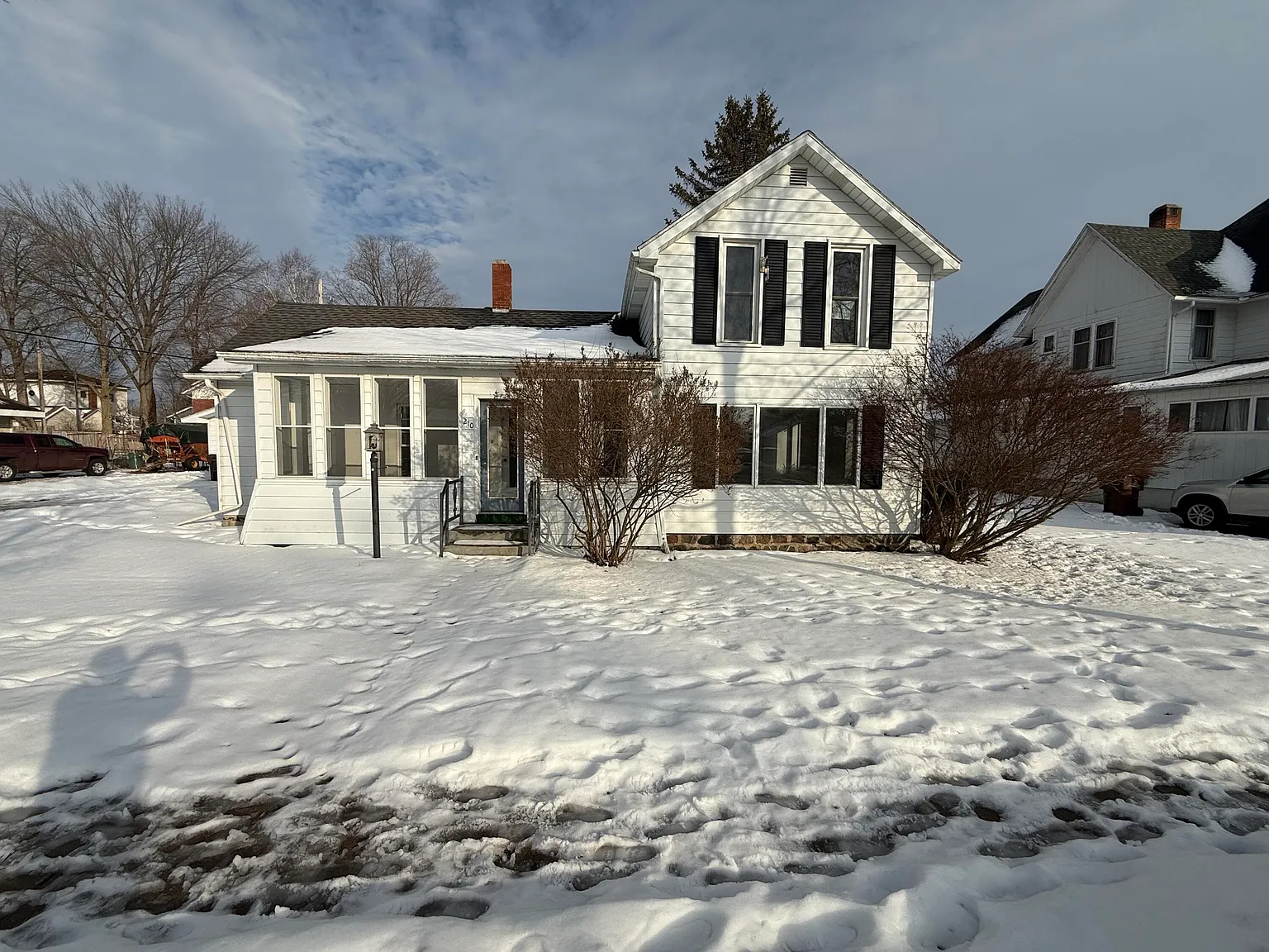 210 N Queen St photo 1