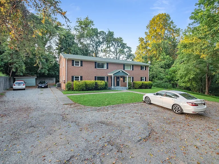 445 Riverview — Photo 3
