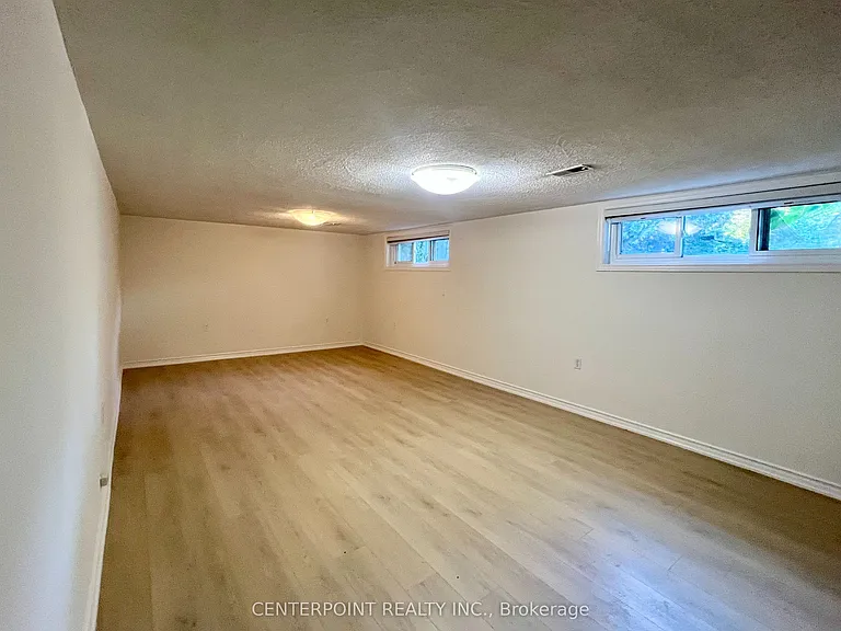 287 Kent Cres — Photo 12