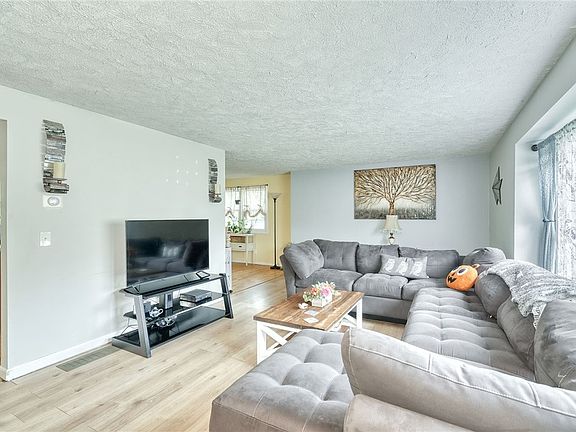 5th image of 53 Twin Circle Dr