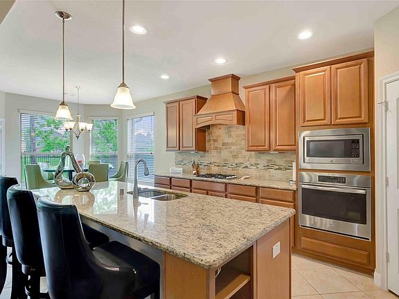 4th image of 39 E Wading Pond Cir