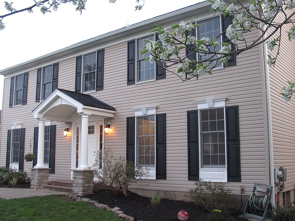 1st image of 7 Greenbriar Ln