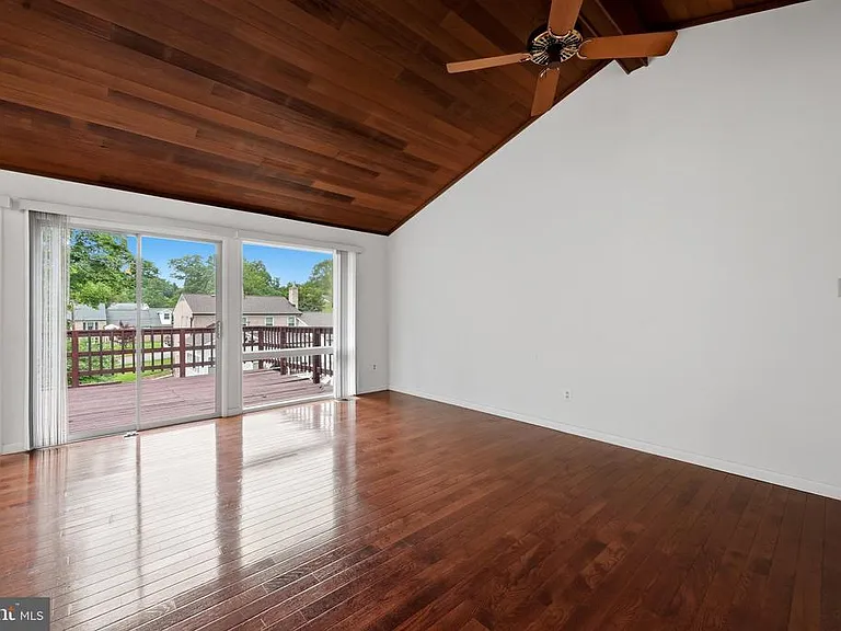 8811 Burbank Rd — Photo 20