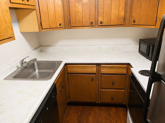 3rd image of 528 Saint Clair Ave #2A