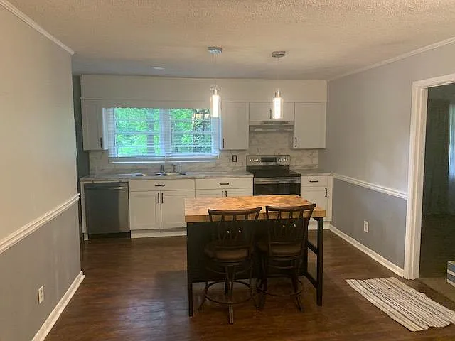 1989 Lee Dr — Photo 2