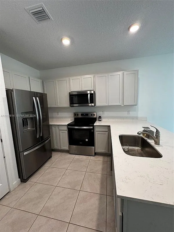 4 bed, 3.0 bath, 1685 sqft, $3,200 — Photo 2