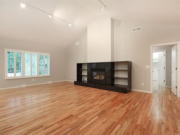 4th image of 6803 Holliston Cir