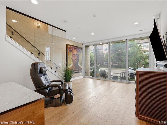 5th image of 2813 Brush St