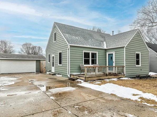 1820 Vine St, West Des Moines, IA 50265