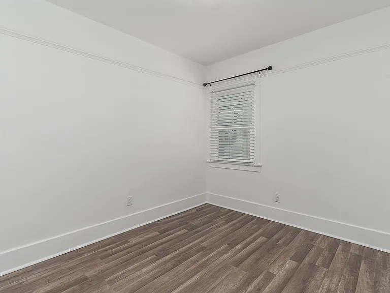 1027 E 2nd St — Photo 10