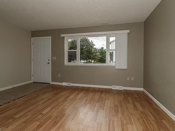 2nd image of 297 University Ave Unit 1