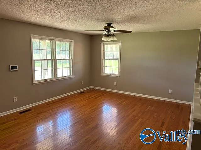 3 bed, 1.0 bath, 1266 sqft, $1,400 — Photo 3