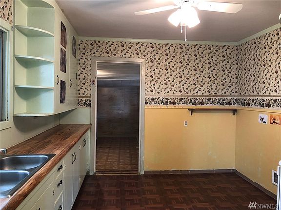 4th image of 418 W King St