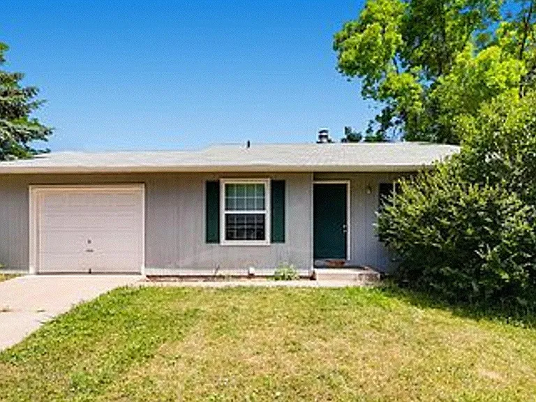 1432 Edgewood Ct — Photo 1