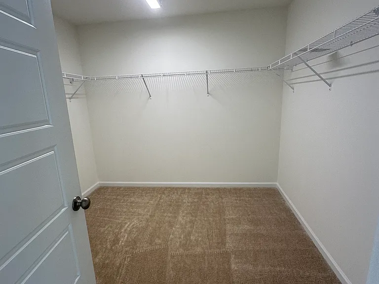 423 Bassett Ln — Photo 9