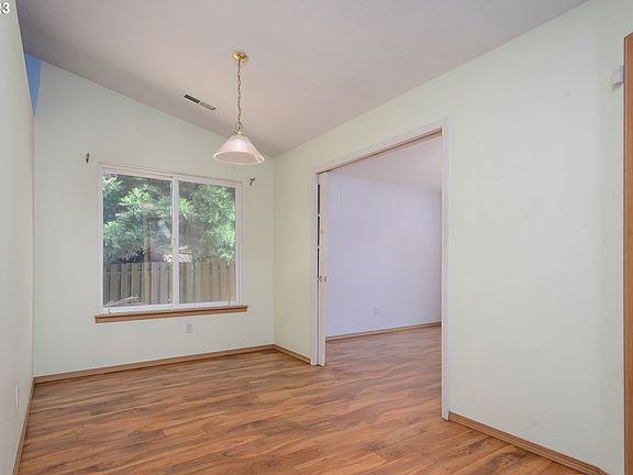 5th image of 10414 NE 44th Ct