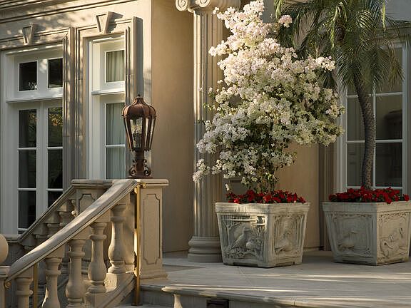 3rd image of 628 N Rodeo Dr