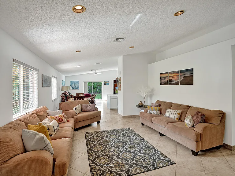 1245 SW 46th Way — Photo 5