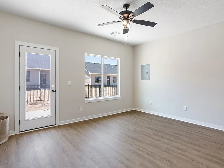446 S Longbranch Dr — Photo 4