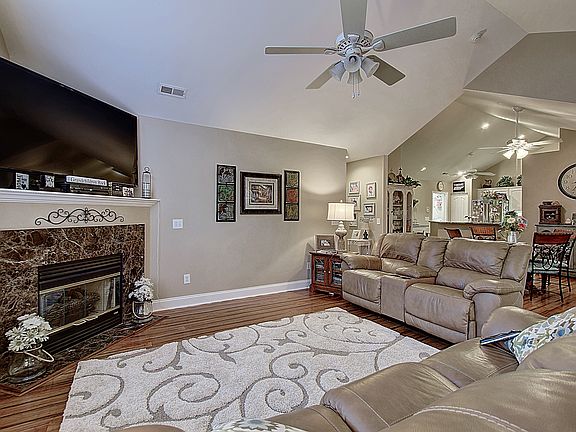 3rd image of 152 Avonlea Pl