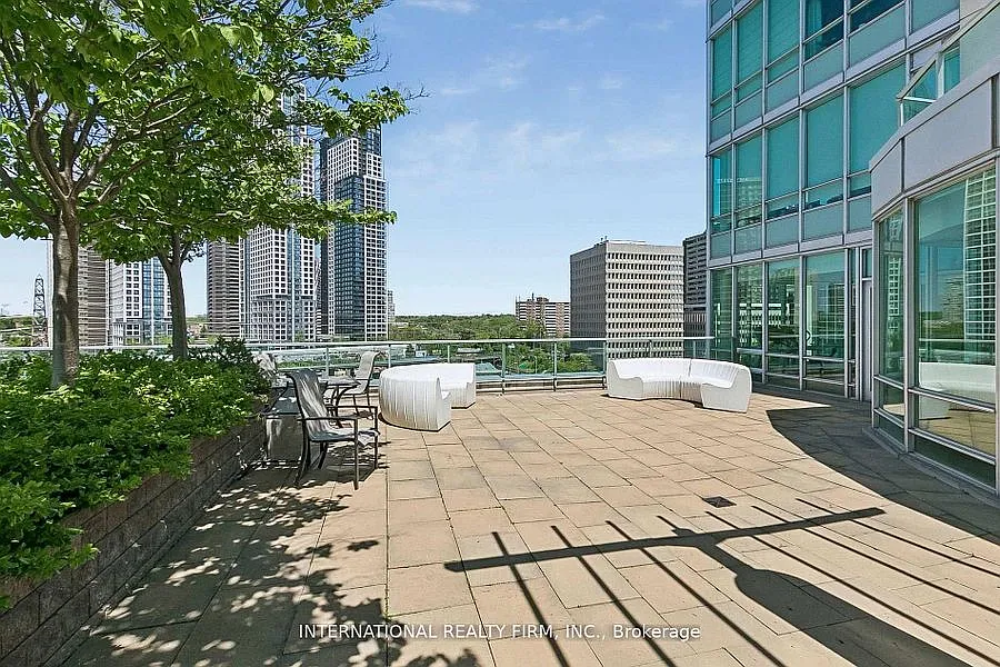 3391 Bloor W — Photo 4