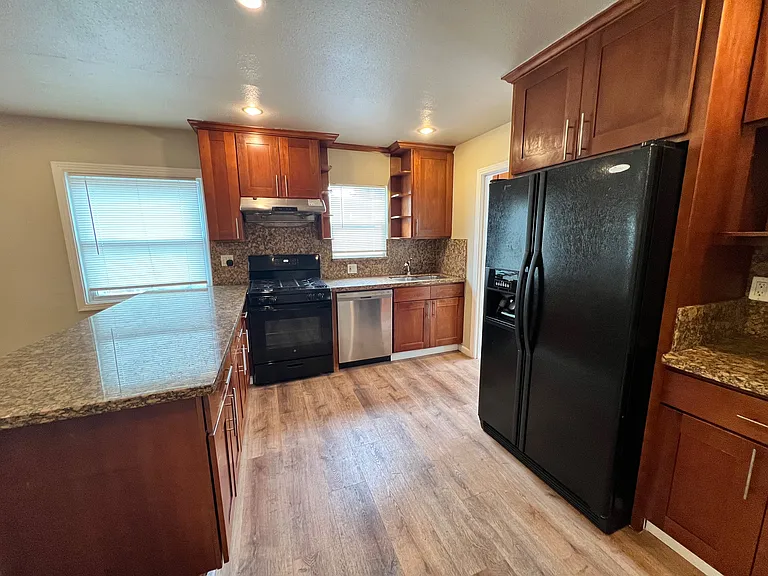 22887 Grand St — Photo 7