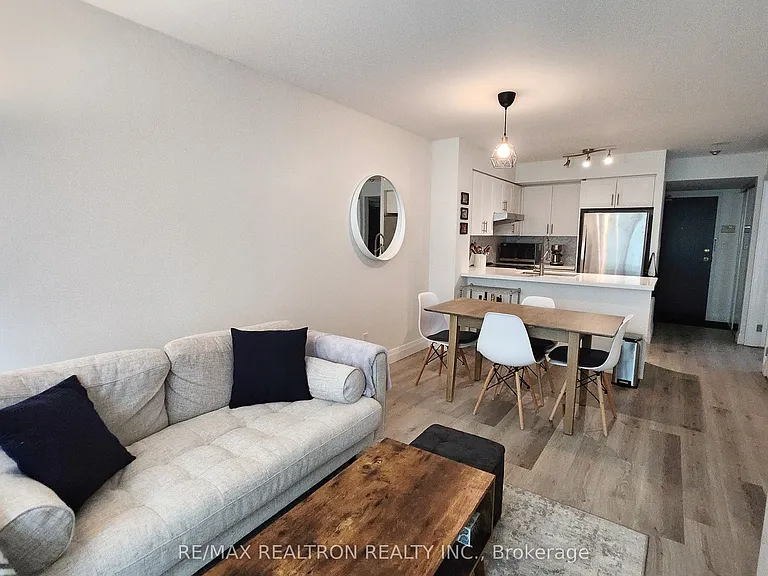 230 King St E #511 — Photo 16