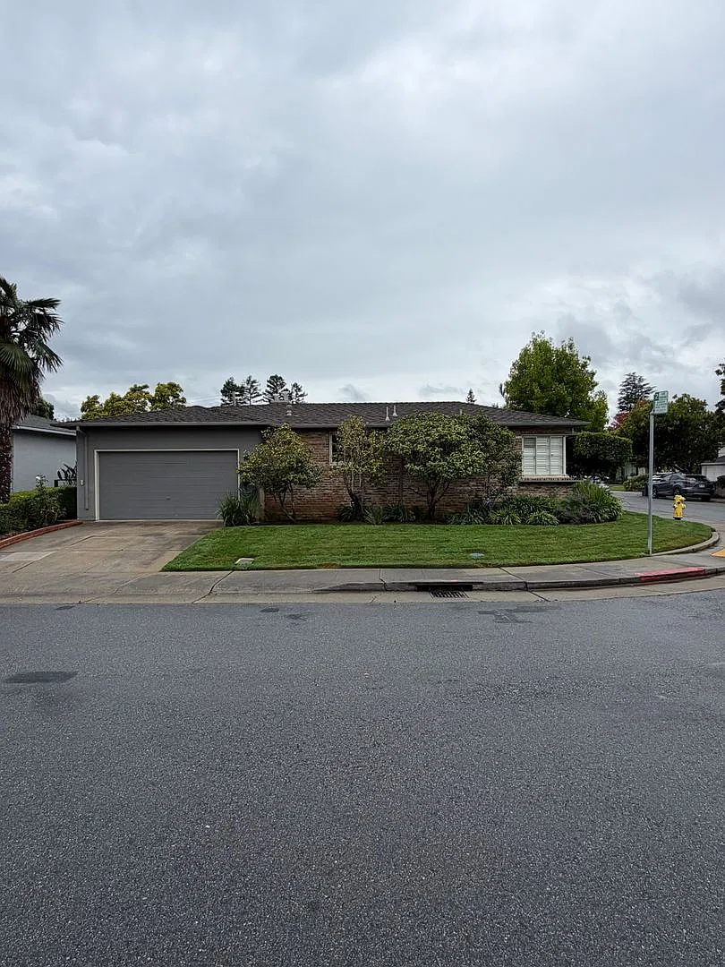 Charming Baywood Home — Photo 2