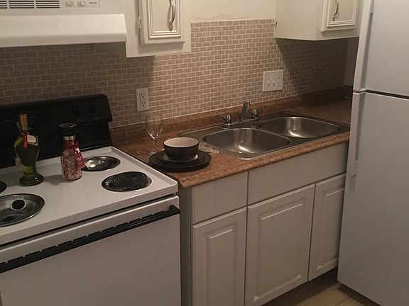 4th image of 1405 Debeers Dr