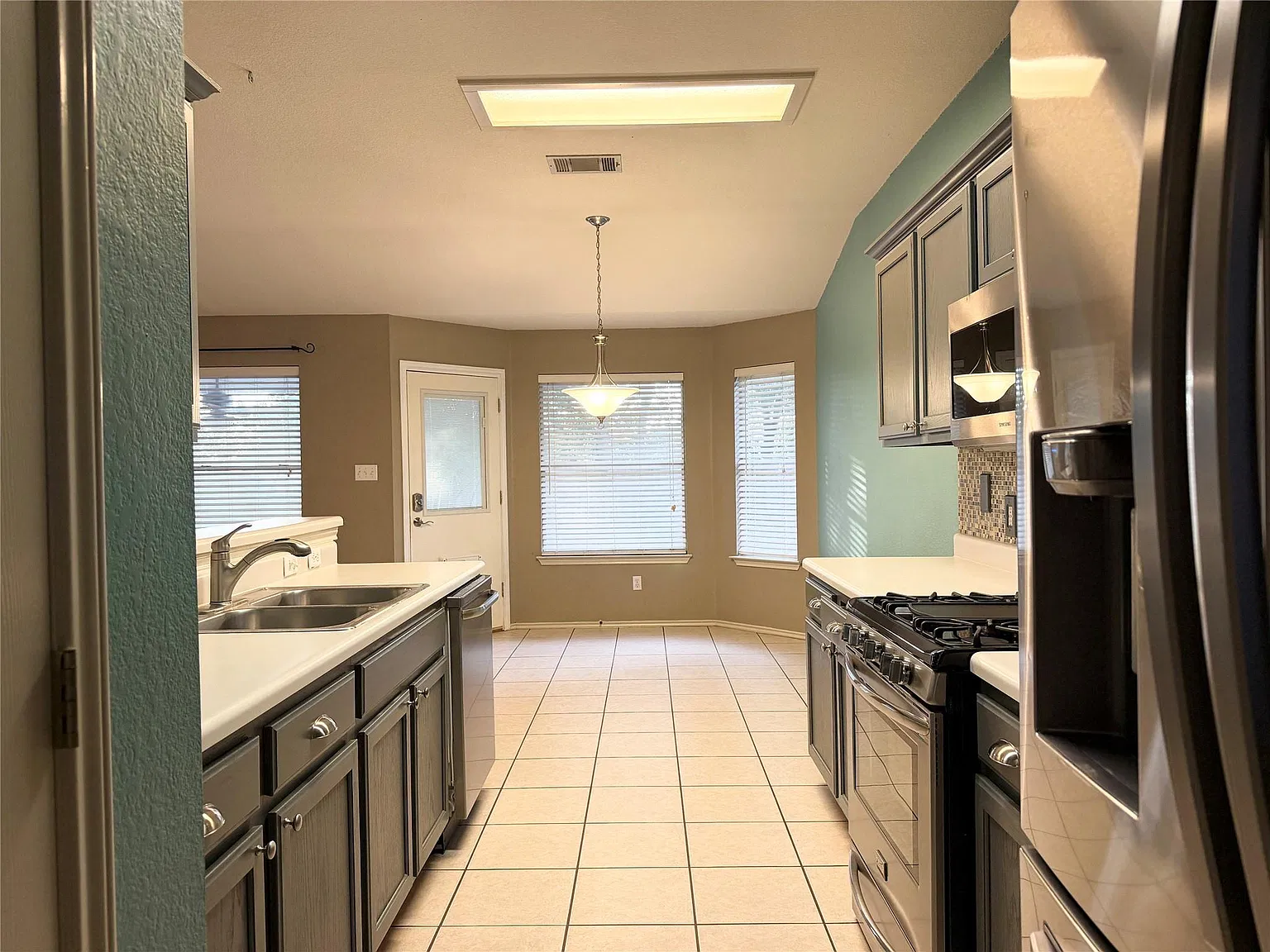 3 bed, 2.0 bath, 1422 sqft, $1,950 — Photo 3